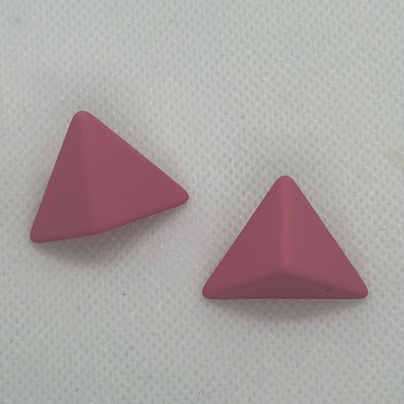 Minimalist:Simple  pink Triangle Stud Earrings - Picture 3 of 9
